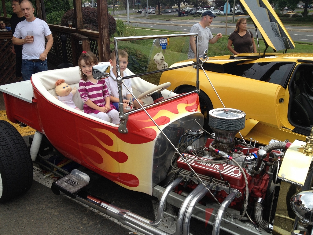 Hooters Car Show
